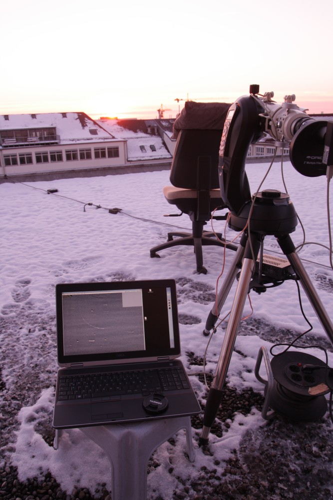 Gerte auf dem Dach der Sternwarte im Schnee, Blick nach Westen