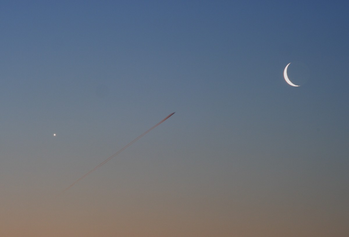 Flugzeug zwischen Venus und Mond