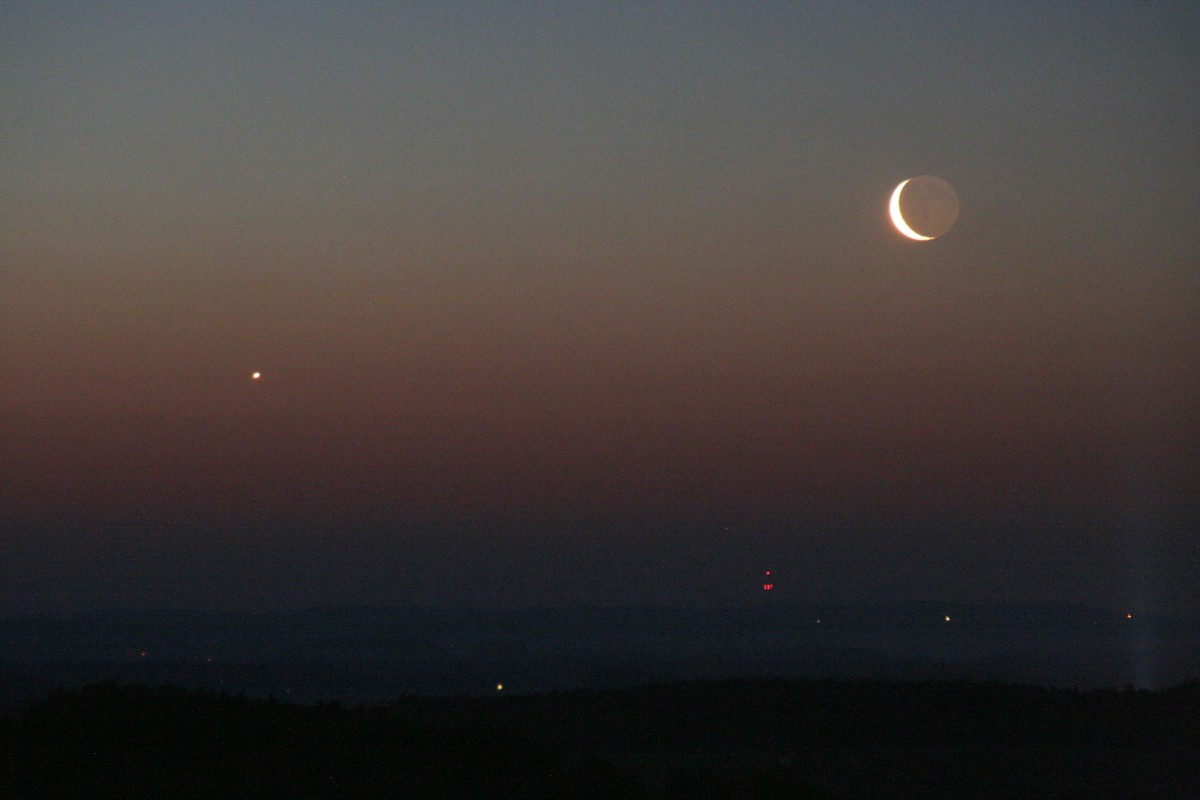 Mond und Venus am Osthorizont
