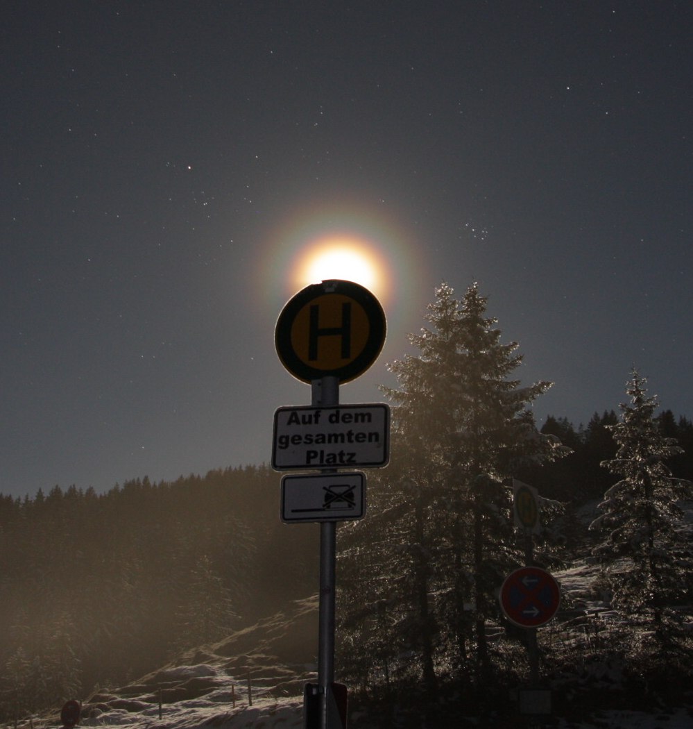 Bunte Ringe um den Mond