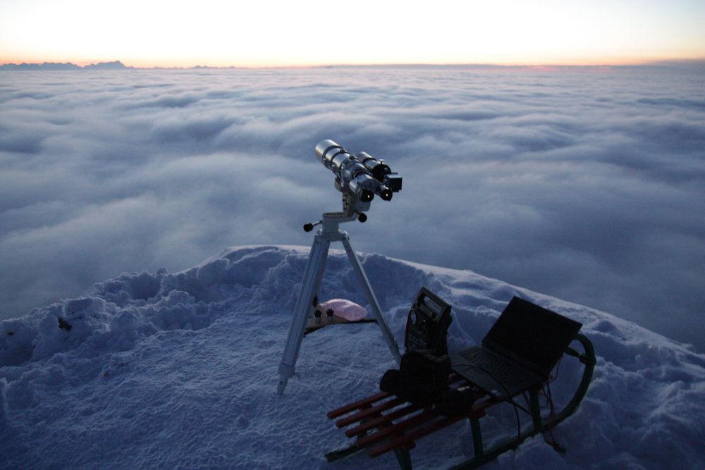 Fernrohr ber dem Wolkenmeer