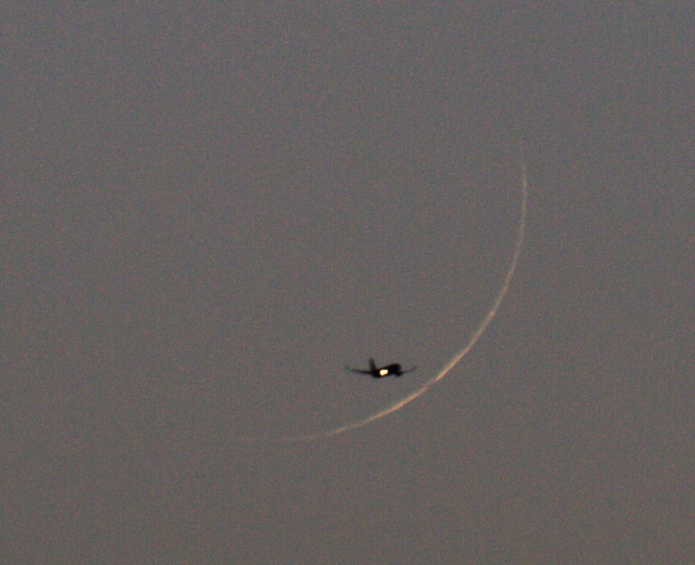 Mondsichel mit Flugzeug