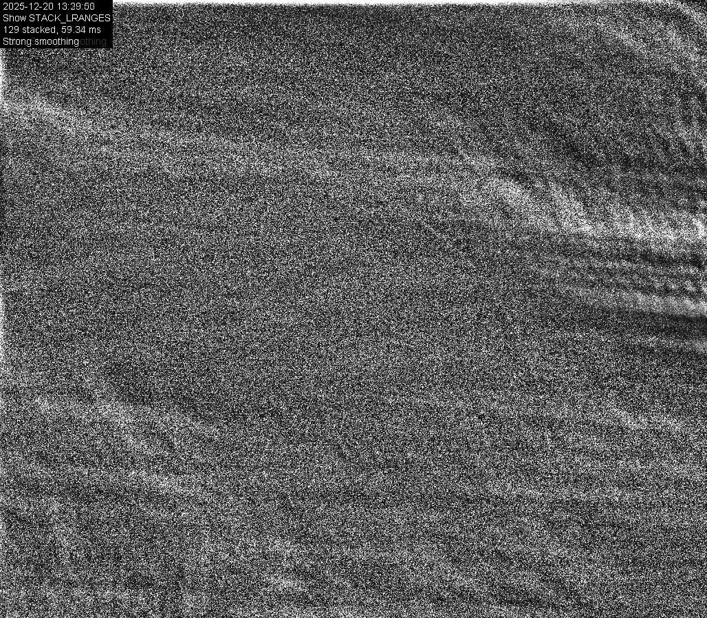 alte mondsichel durch wolken