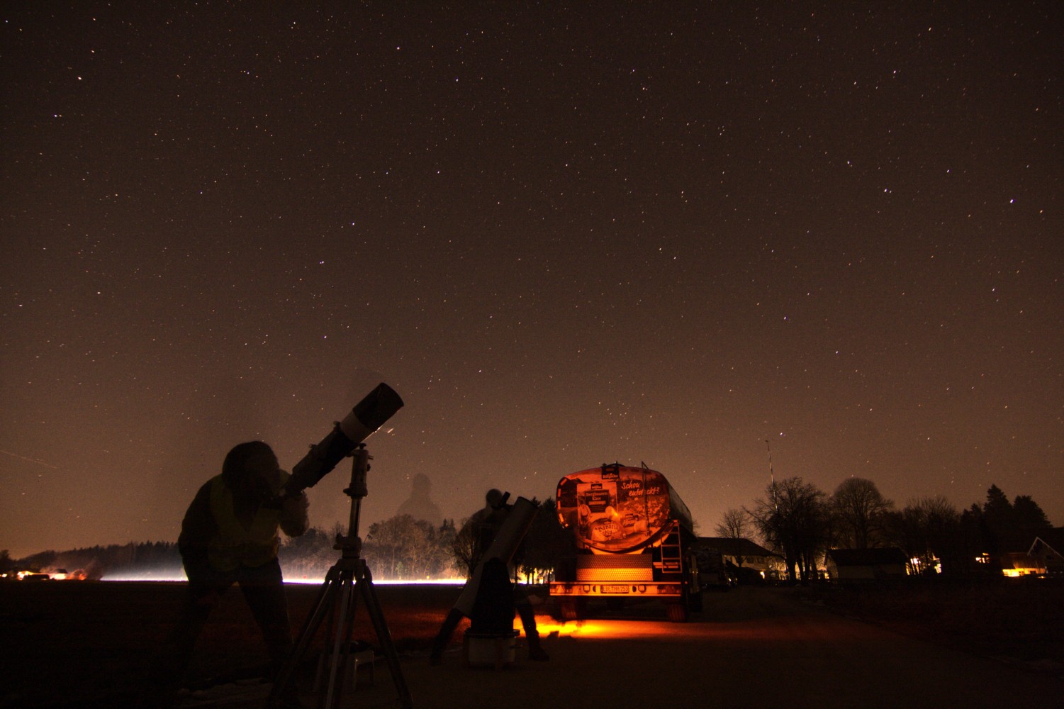 Zwei Fernrohre in Benutzung